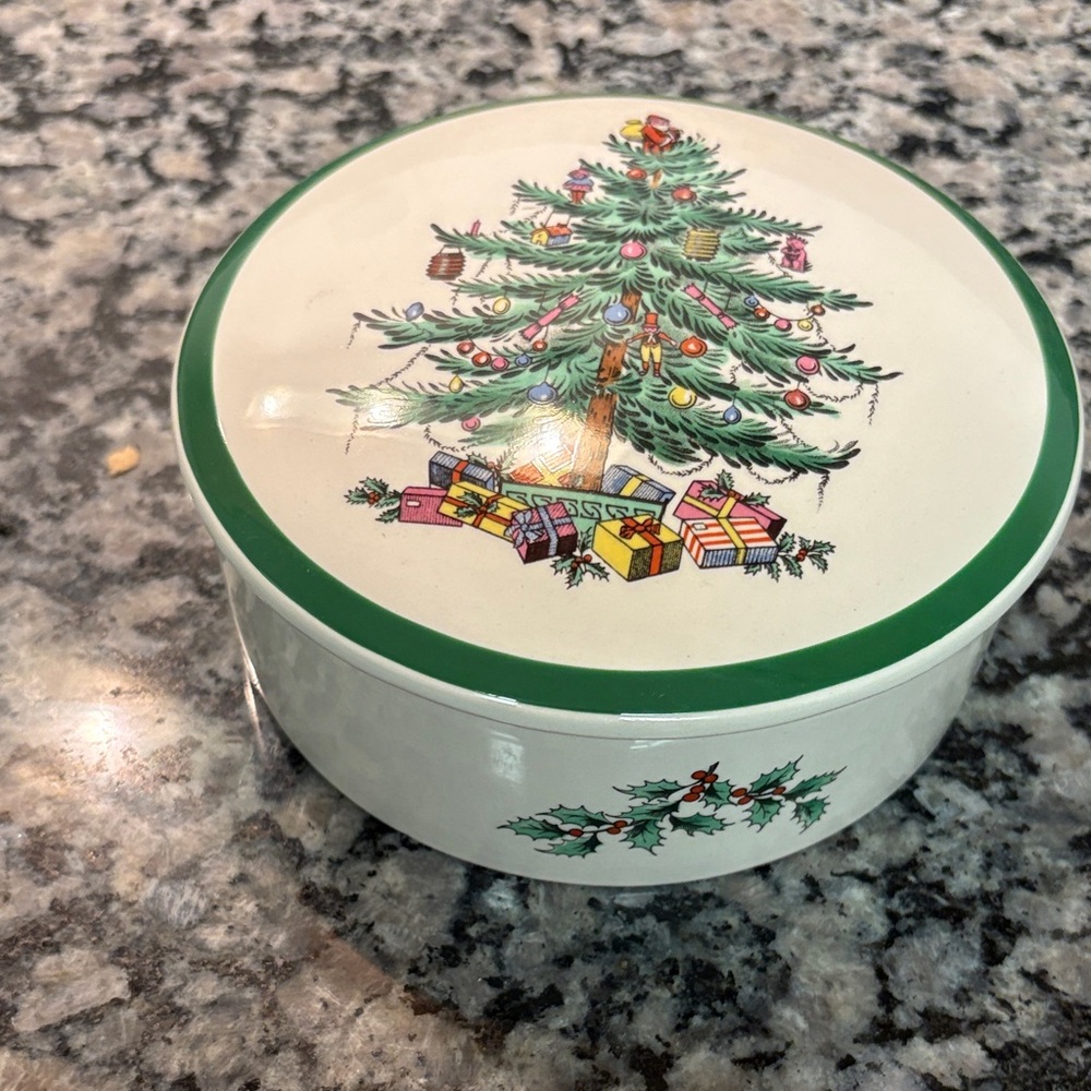 Spode Christmas Tree Round Bon Bon Covered Dish. Made In England. 6 inches.